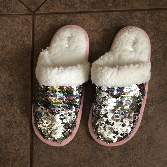 3 pairs house slippers size 7 - Picture 3 of 6